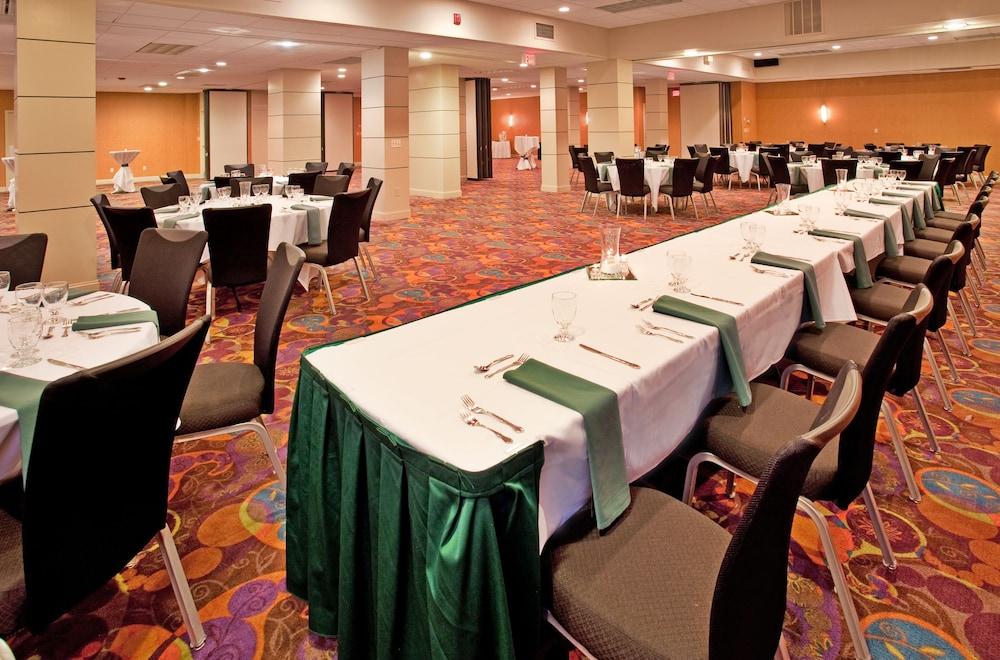 Holiday Inn Manhattan at the Campus by IHG photo 8