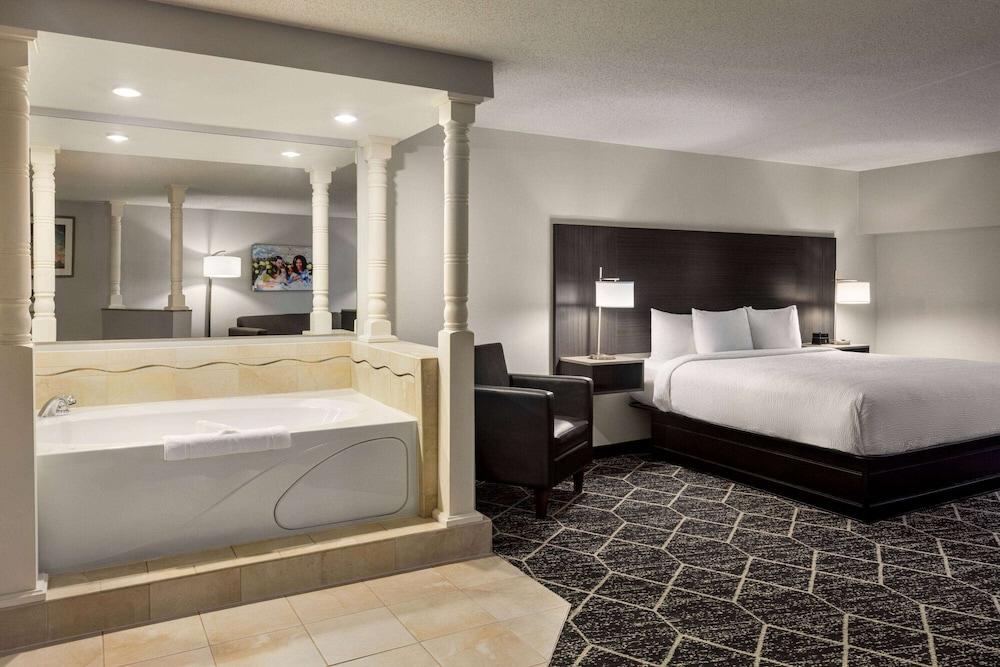 La Quinta Inn & Suites by Wyndham Lake George photo 27