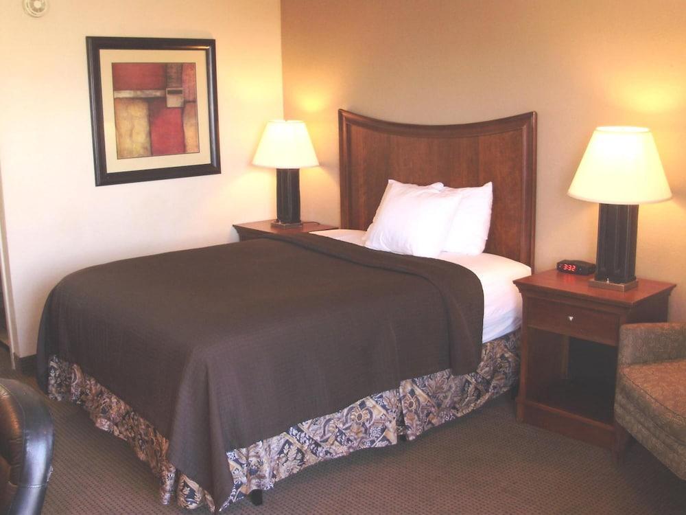 Trade Winds Central Inn photo 19
