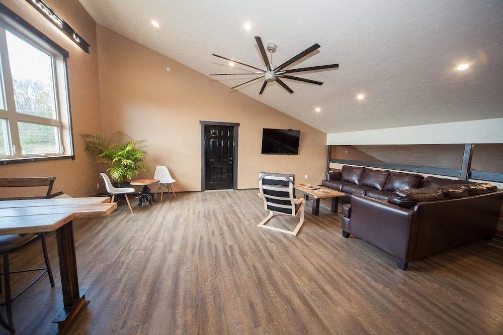 Log Cabin Lodge & Suites photo 64