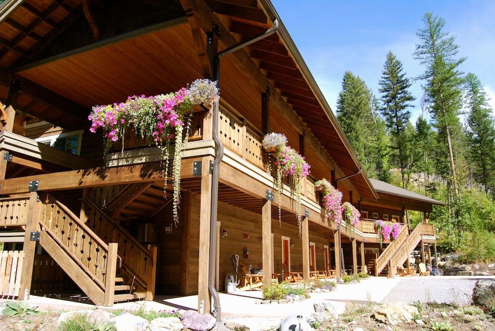 Glacier Guides Lodge photo 39