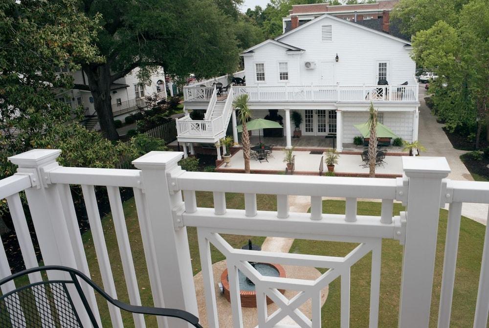 Carriage House Inn photo 23