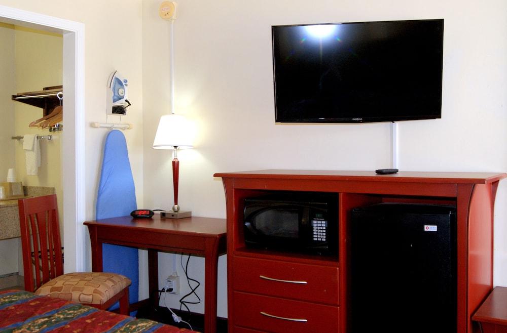 Red Carpet Inn photo 14
