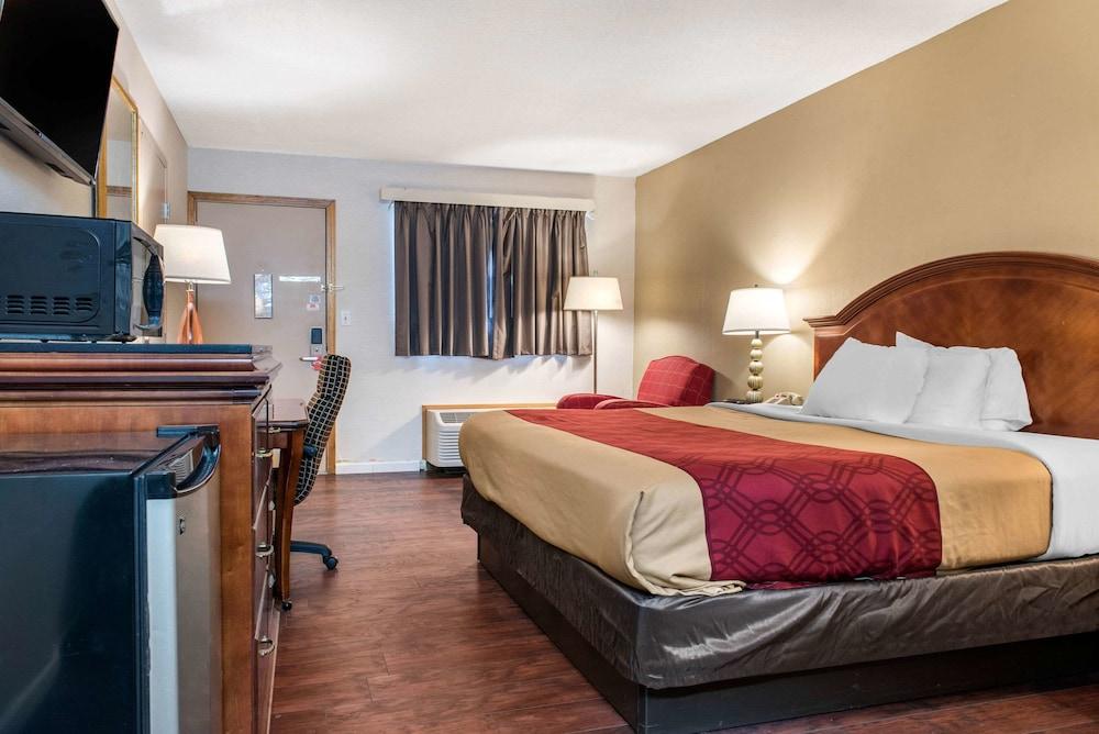 Econo Lodge Holland - Toledo photo 36
