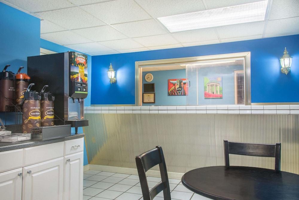 Super 8 by Wyndham Durham/University Area NC photo 2