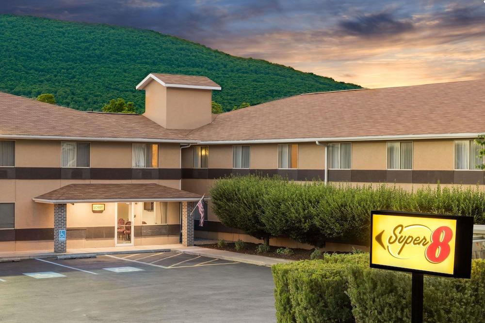 Super 8 by Wyndham Burnham/Lewistown photo 14