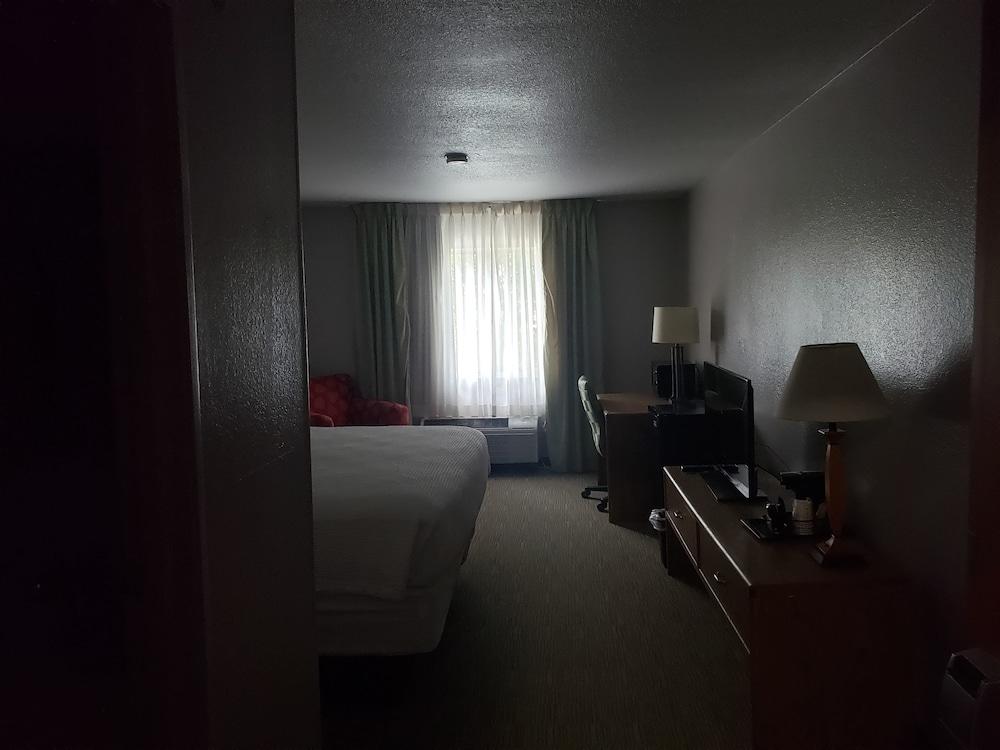 Country Inn & Suites by Radisson, Fairview Heights, IL photo 40