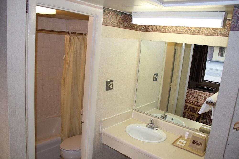 Budget Host Inn Bristol photo 11