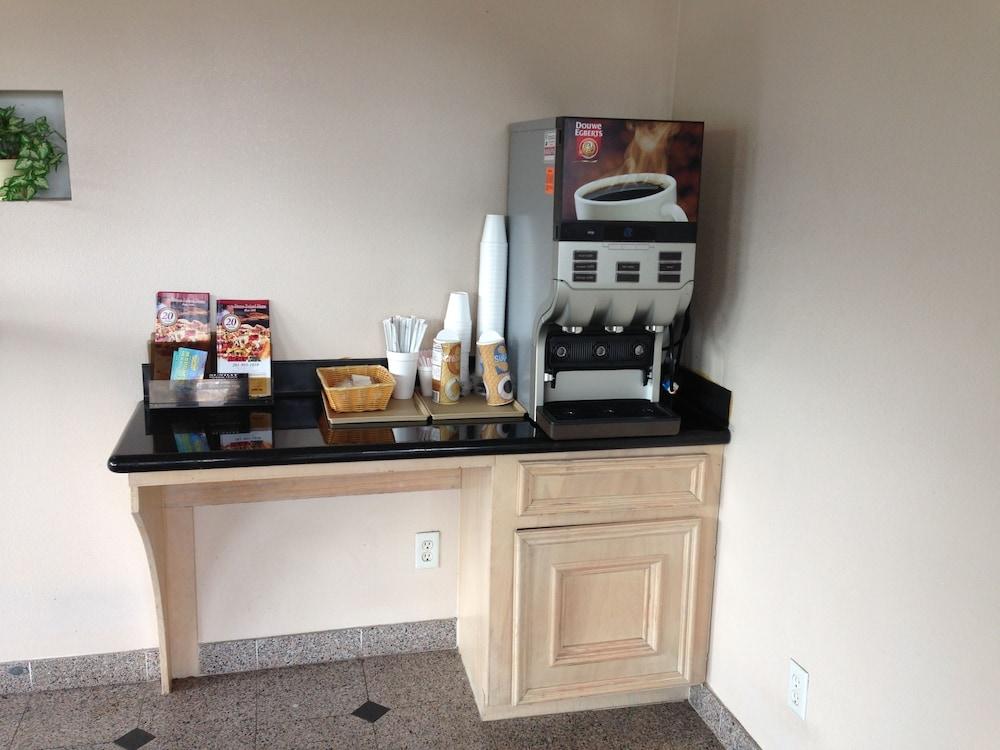 Camelot Inn & Suites Highway 290 NW Freeway photo 26