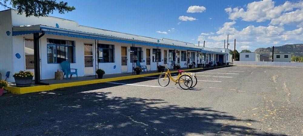 Maverick Motel and Glamp Ground photo 1