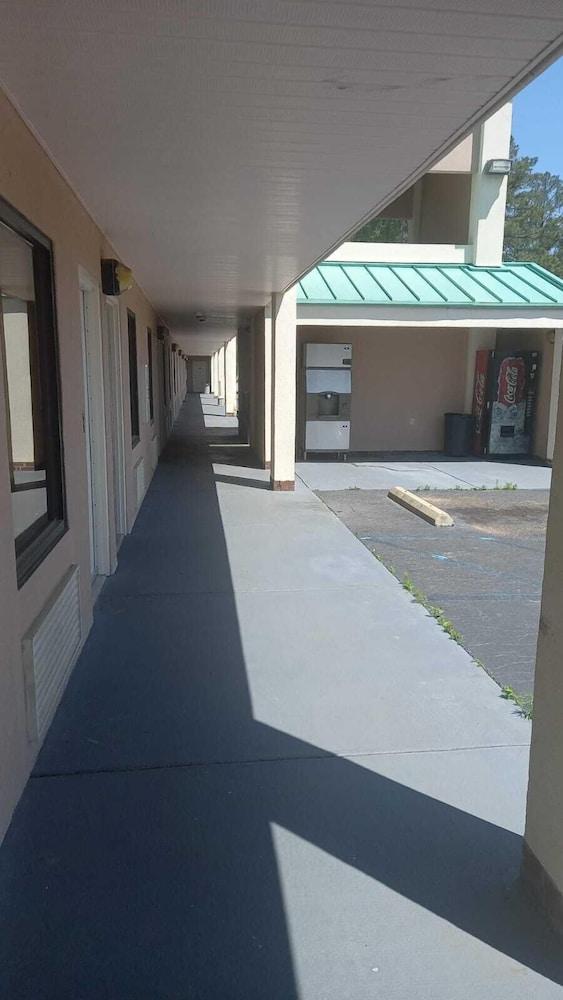 Traveler Inn and Suites photo 11
