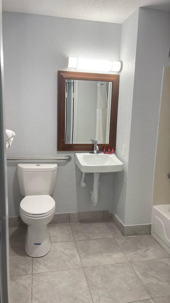 Econo Lodge Rockford Casino Area photo 29