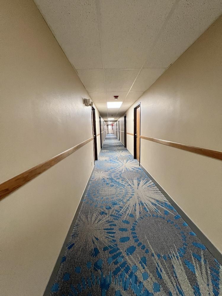 Reston Inn & Suites photo 4