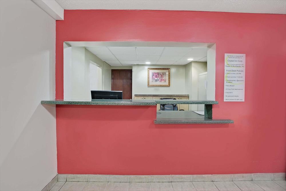 Super 8 by Wyndham Crystal Lake photo 2