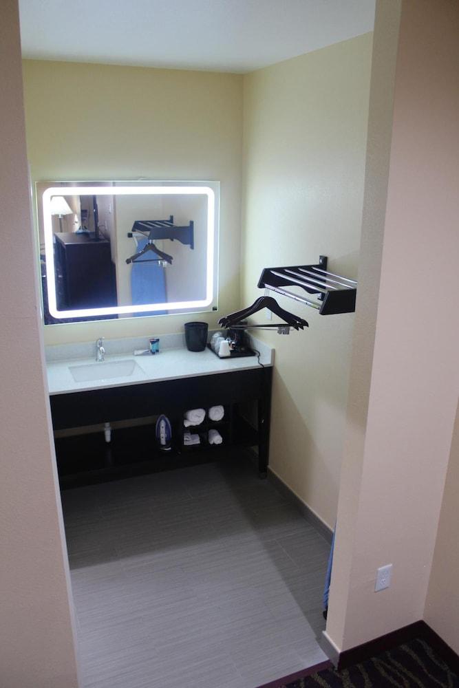 Express Inn & Suites - Bush Airport photo 9