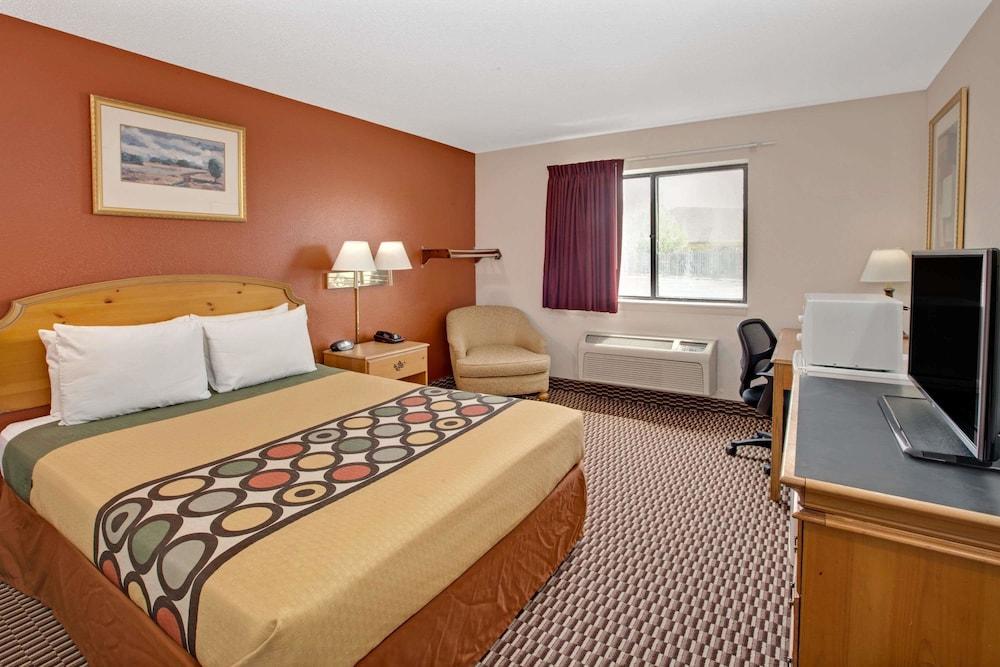 Super 8 by Wyndham Crystal Lake photo 6