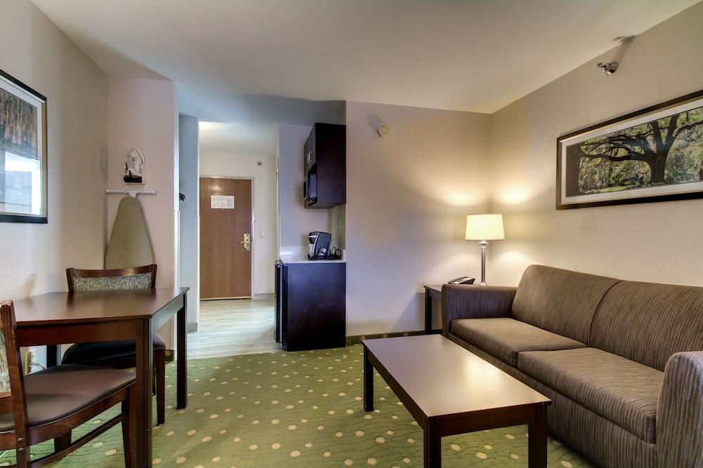Holiday Inn Express & Suites Live Oak by IHG photo 14