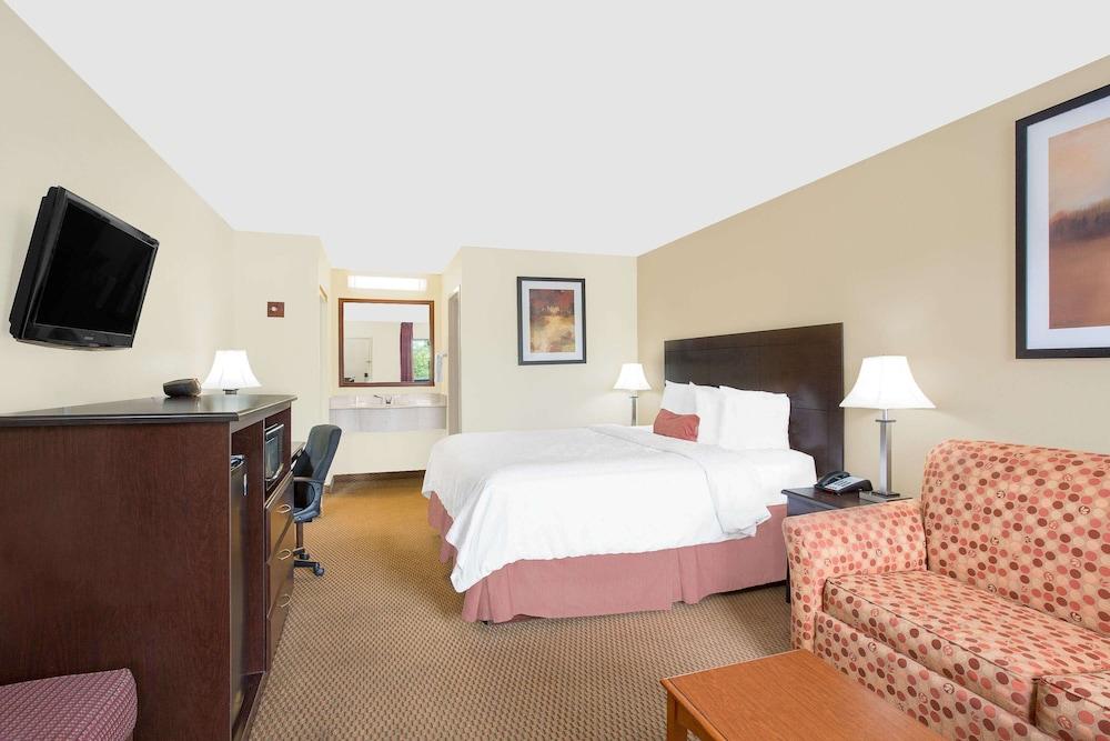 Baymont by Wyndham Greenville photo 7