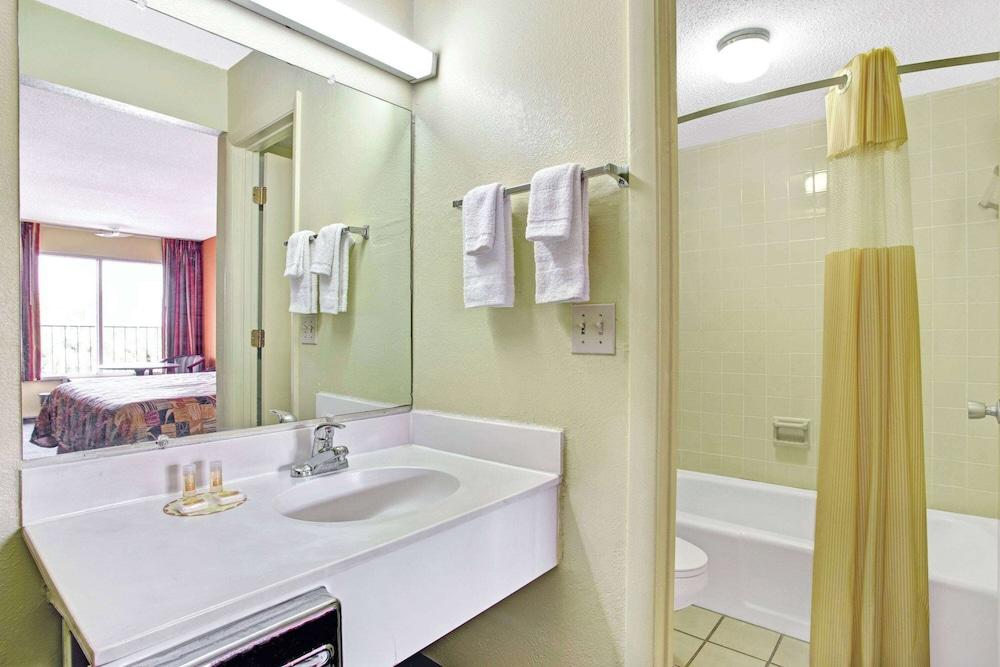 Days Inn by Wyndham Benson photo 5