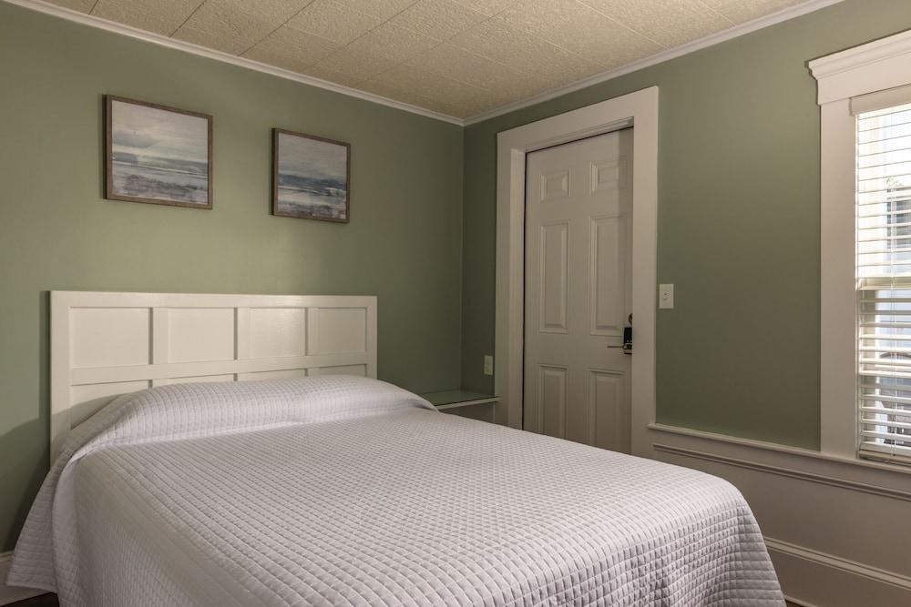 Eagle House Motel photo 70