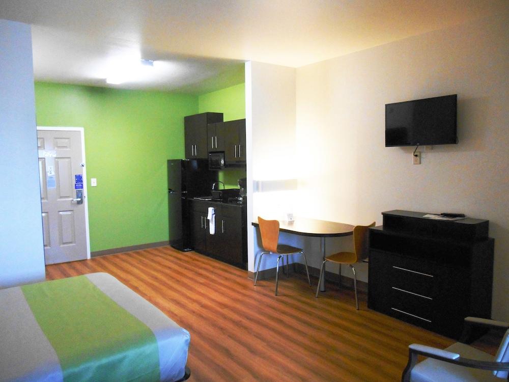Super 8 by Wyndham Kenedy photo 10