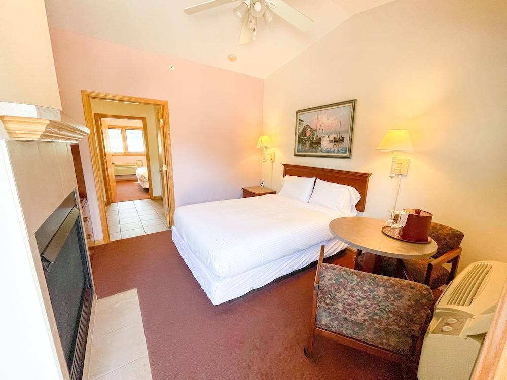 Lake Bluff Inn and Suites photo 55