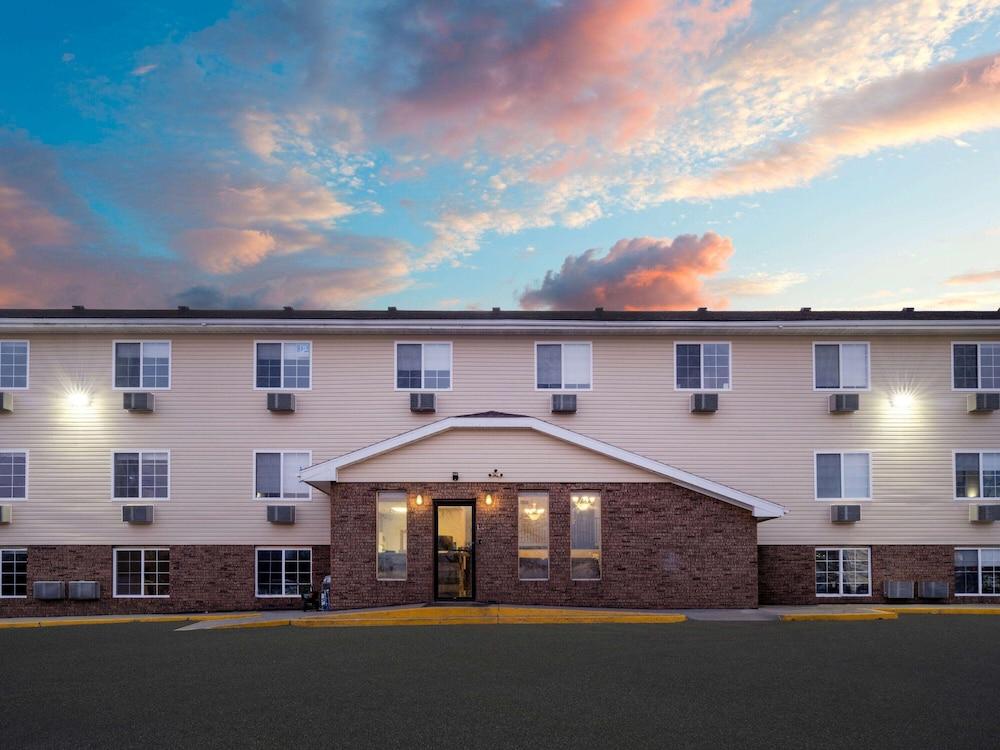 Super 8 by Wyndham Clinton photo 30