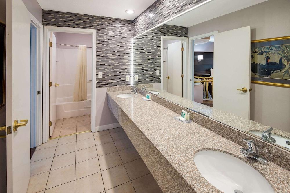 Quality inn & Suites Cincinnati I-275 photo 10