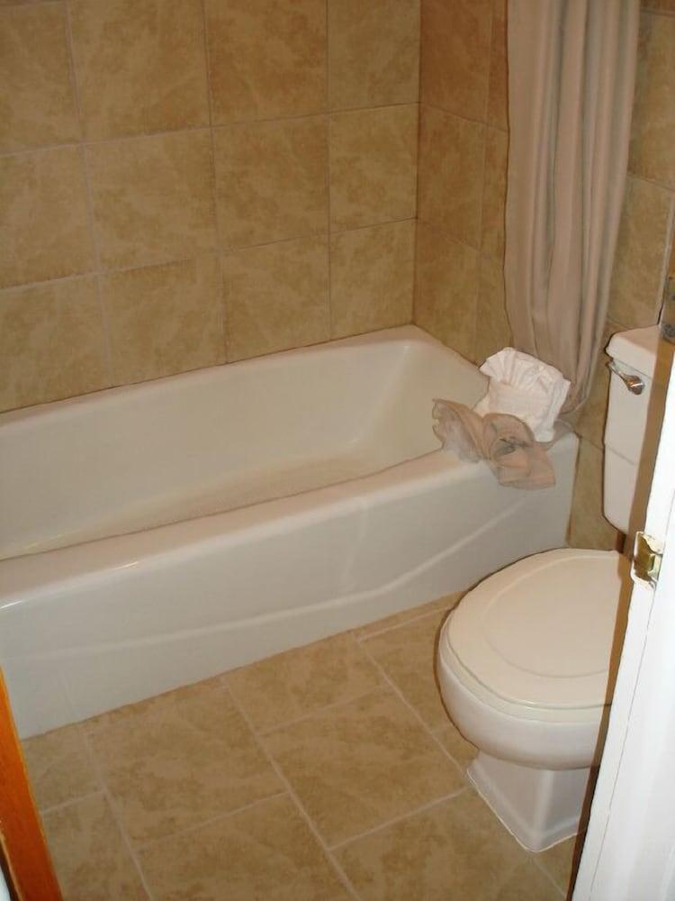Tops Motel photo 9