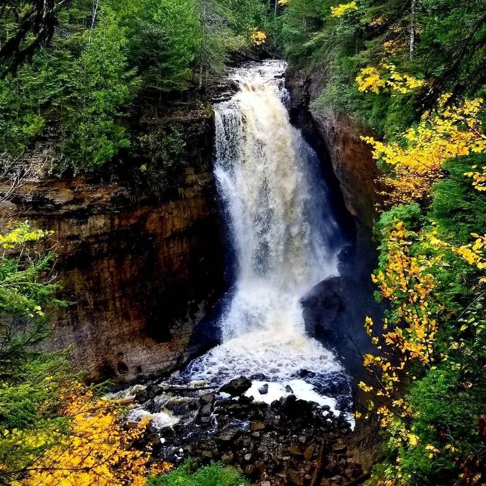 Pictured Rocks Inn & Suites photo 39