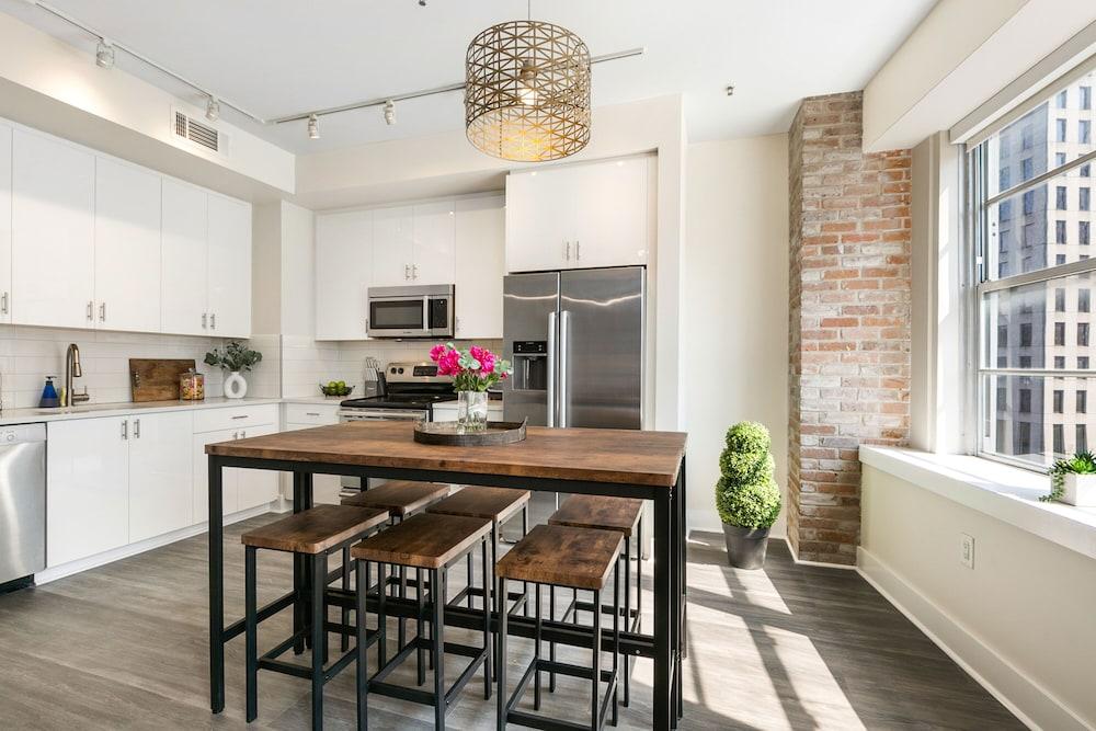 Modern Condos in California Building by Hosteeva photo 52