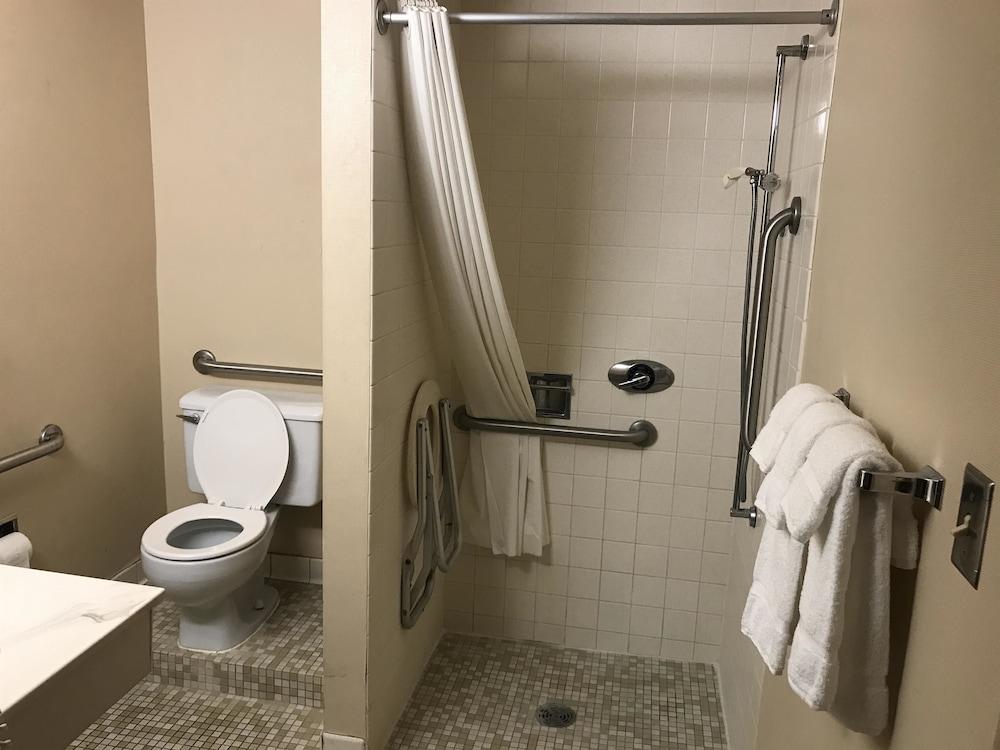 Ramada by Wyndham Albert Lea photo 70