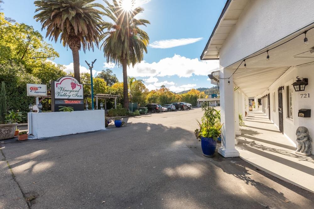 Vineyard Valley Inn photo 25
