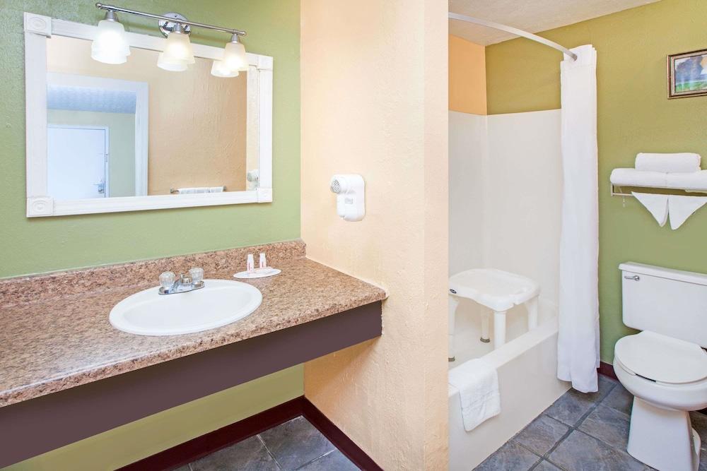 Days Inn & Suites by Wyndham Terre Haute photo 36