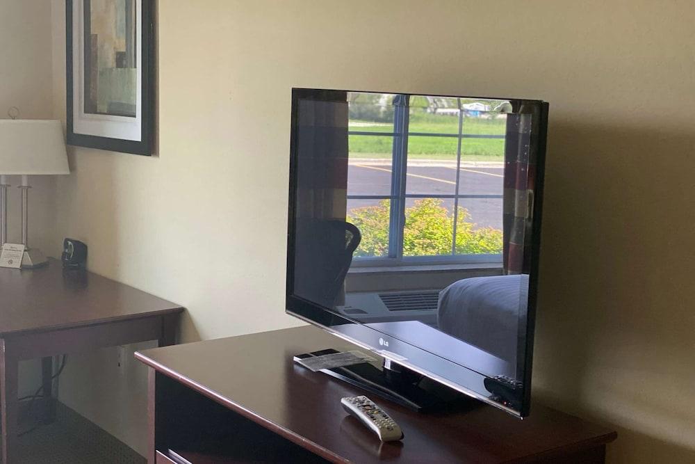 AmericInn by Wyndham Oshkosh photo 16