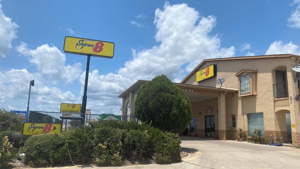 Super 8 by Wyndham Decatur Texas photo 11