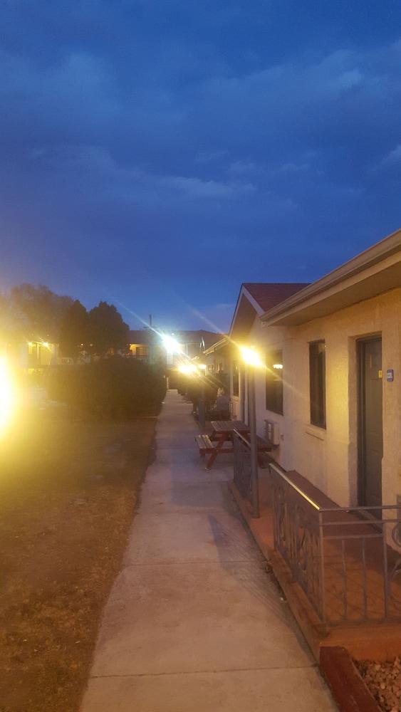 Rodeway Inn & Suites photo 1