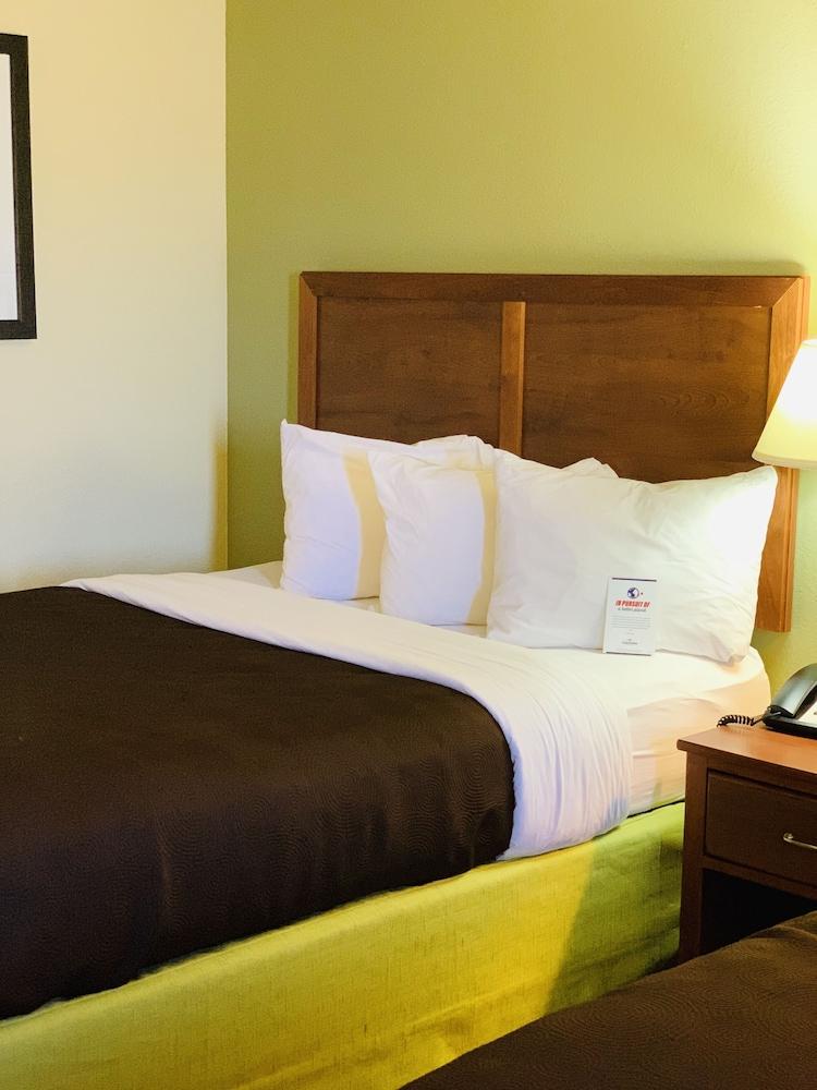 AmericInn by Wyndham Kewanee photo 81