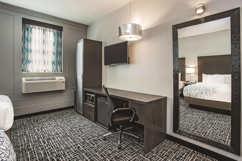 La Quinta Inn & Suites by Wyndham Baltimore Downtown photo 30
