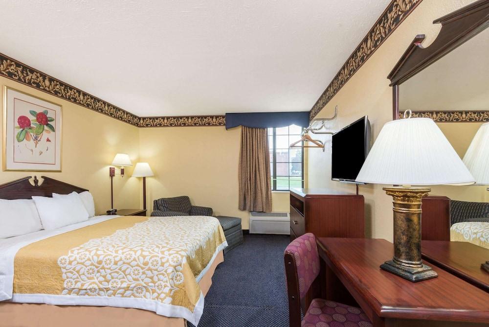 Days Inn & Suites by Wyndham Youngstown / Girard Ohio photo 13