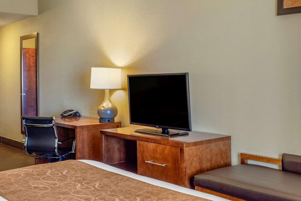 Comfort Suites Batesville photo 18