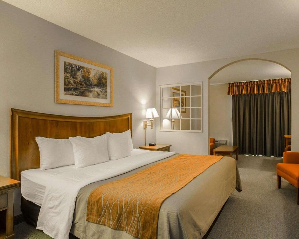 Rodeway Inn & Suites Cherokee On the River photo 11