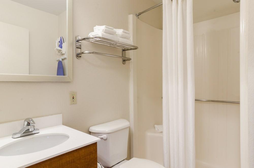 HomeTowne Studios By Red Roof Denver - Glendale/ Cherry Creek photo 20