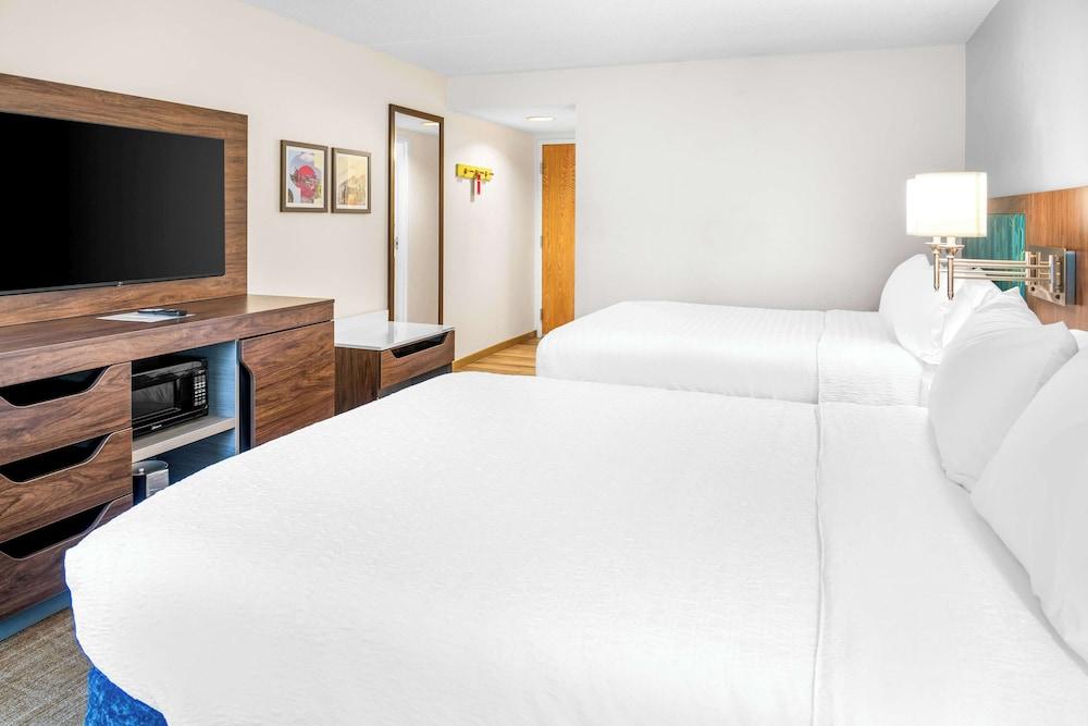 Hampton Inn Grand Rapids-North photo 6