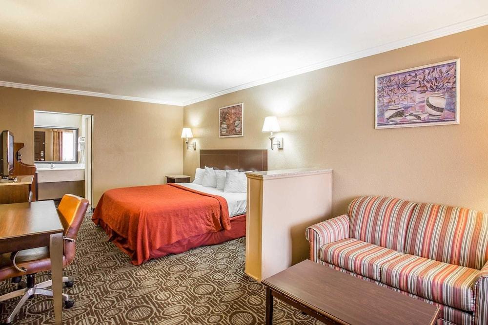 Quality Inn & Suites Ft. Jackson Maingate photo 9