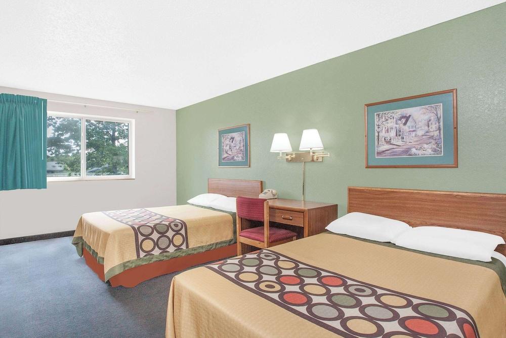 Red Roof Inn Queensbury photo 20