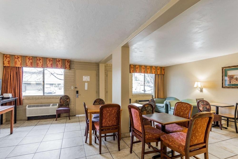 Econo Lodge Downtown photo 30