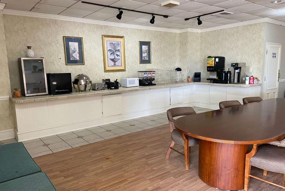Days Inn by Wyndham Ozark photo 5