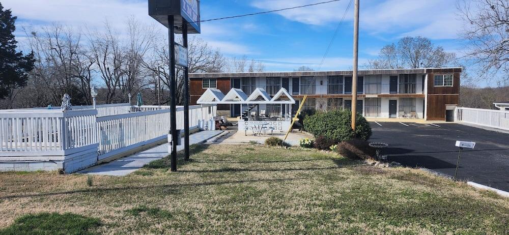 Twin Lakes Inn photo 1