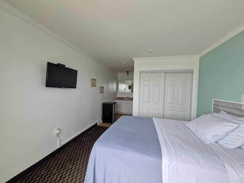 Sandcastle Beachfront Inn photo 12